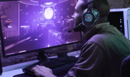 JBL Quantum 250 redefine el gaming con sonido inmersivo, micrófono direccional y comodidad total para largas sesiones de juego.